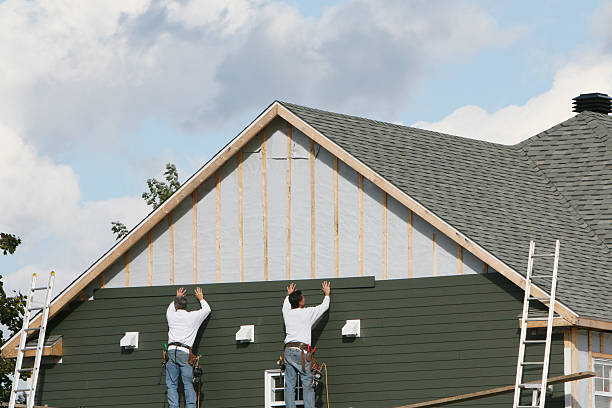 Professional Vinyl Siding technician working in Canfield, OH